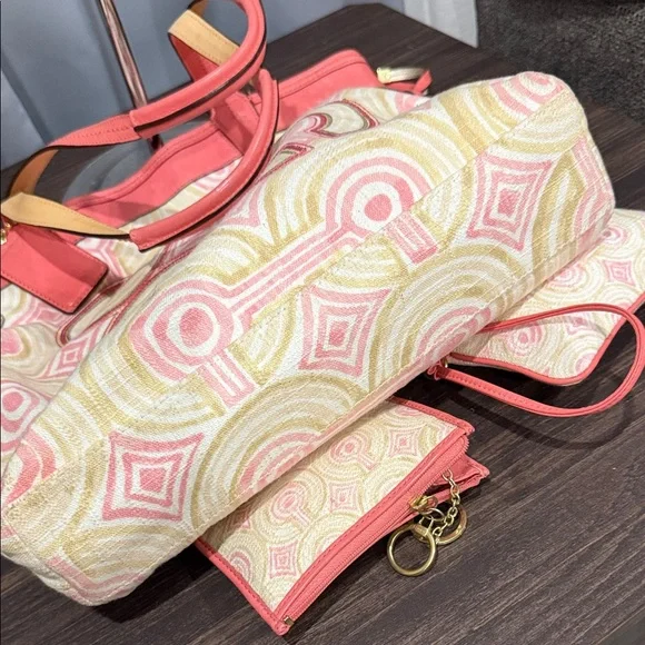 Coach set of 3 Coral and Cream shoulder bag wrestles , and card holder - Picture 16 of 17